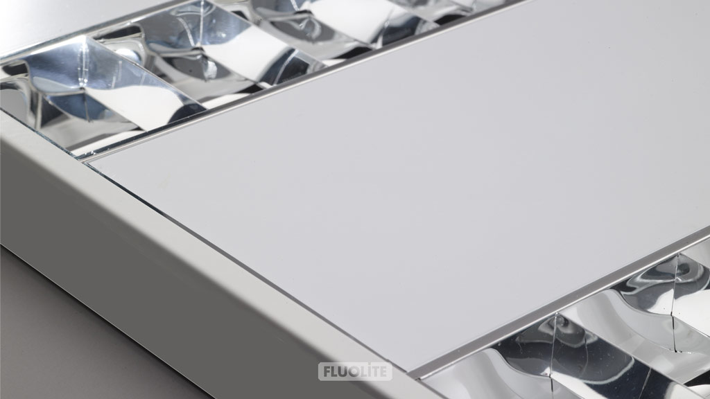 Das Doppel-Parabol-Raster aus hochglanzpoliertem Aluminium reduziert Blendungen.